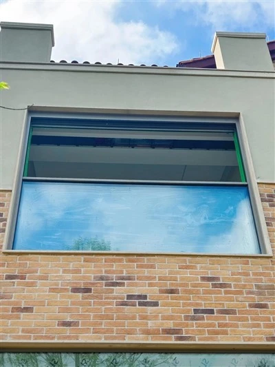 Terbuat dari bahan apa lift jendela selempang tersembunyi?